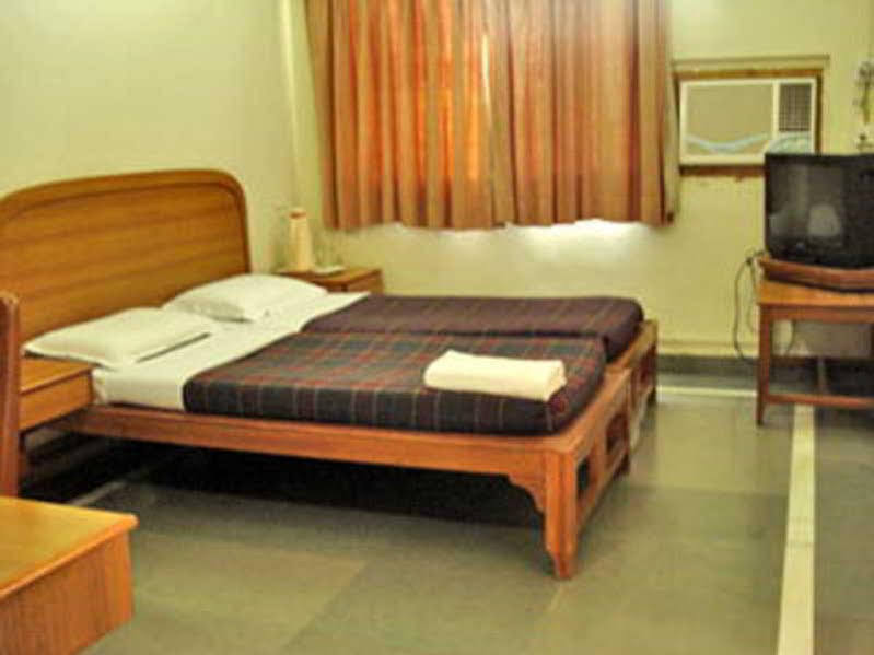 Hotel Meru Πούνε Εξωτερικό φωτογραφία
